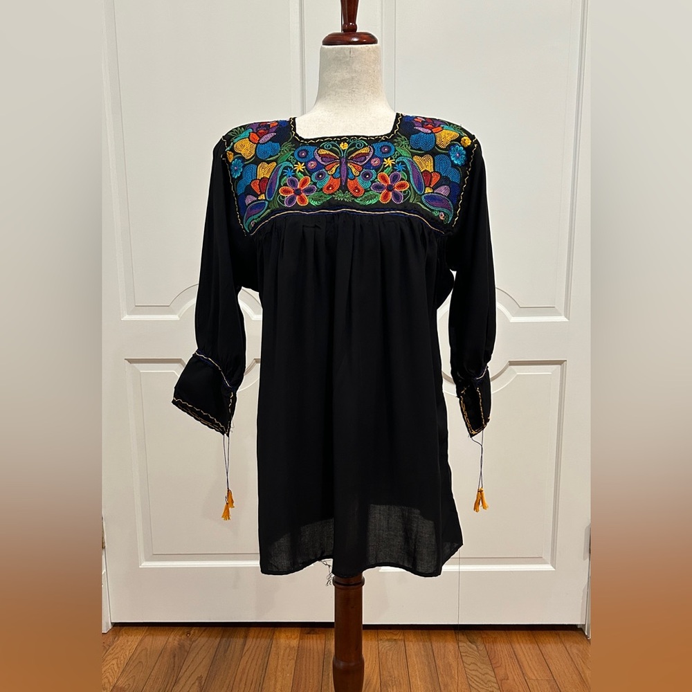 Chiapas Mexican blouse, pedal sewing machine embroidery. Chiapas artisan top.